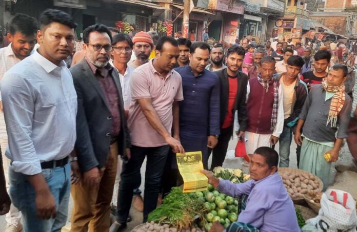 বগুড়ার ধুনটে ৩১ দফার লিফলেট বিতরণ করলেন কেন্দ্রীয় ছাত্রদলের সভাপতি